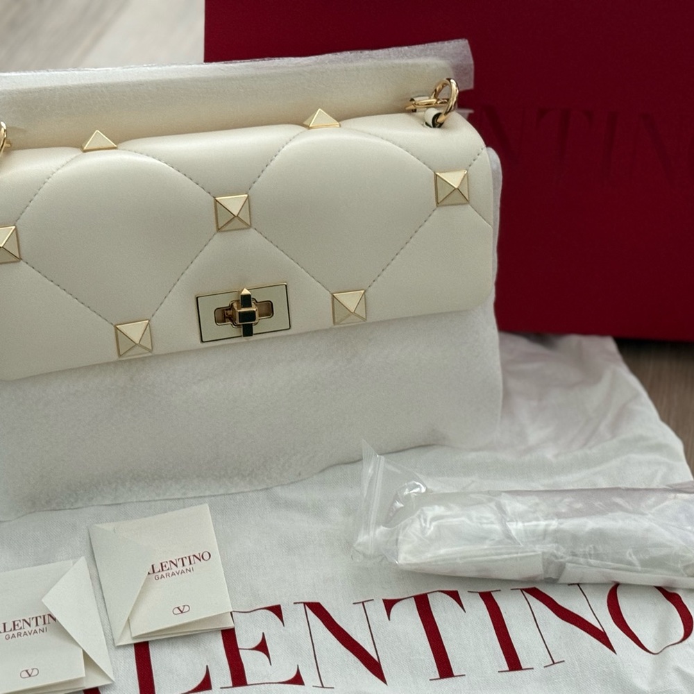 ✨ Valentino Rockstud Medium Shoulder Bag – Ivory/Gold – BRAND NEW – Full Set ✨